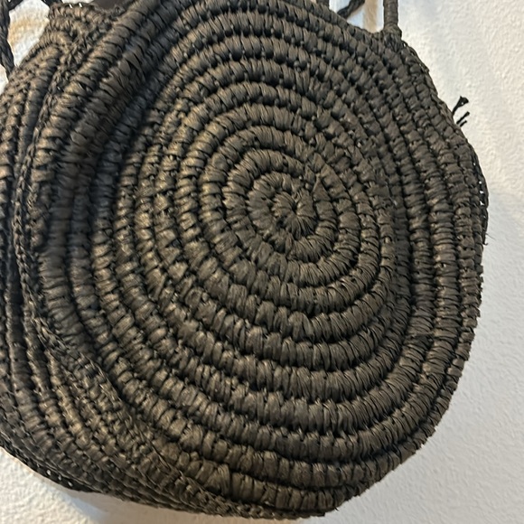 Straw Studios woven circle bag with shoulder straps and crossbody straps - Picture 2 of 8
